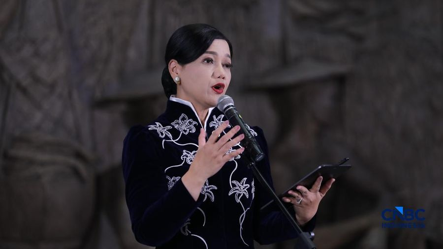 Ketua Dewan Komisioner Otoritas Jasa Keuangan (OJK), Friderica Widyasari menyampaikan keyonote speech dalam acara Top Women Fest 2026 di Sarinah, Jakarta, Sabtu (25/4/2026). (CNBC Indonesia/Tri Susilo)