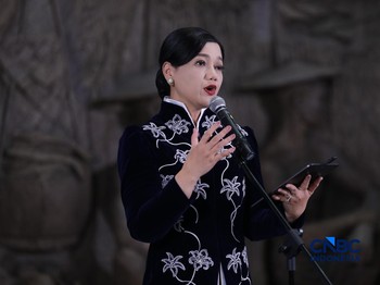 Ketua Dewan Komisioner Otoritas Jasa Keuangan (OJK), Friderica Widyasari menyampaikan keyonote speech dalam acara Top Women Fest 2026 di Sarinah, Jakarta, Sabtu (25/4/2026). (CNBC Indonesia/Tri Susilo)