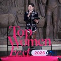 Ketua Dewan Komisioner Otoritas Jasa Keuangan (OJK), Friderica Widyasari menyampaikan keyonote speech dalam acara Top Women Fest 2026 di Sarinah, Jakarta, Sabtu (25/4/2026). (CNBC Indonesia/Tri Susilo)
