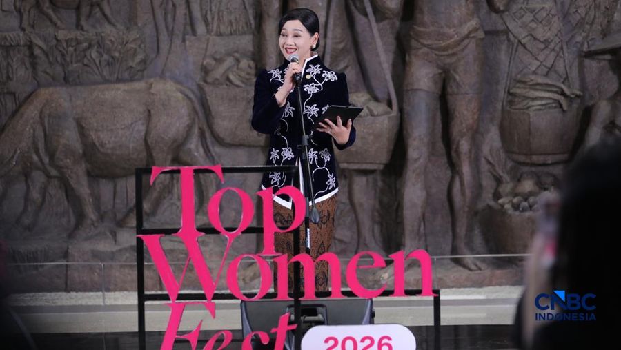 Ketua Dewan Komisioner Otoritas Jasa Keuangan (OJK), Friderica Widyasari menyampaikan keyonote speech dalam acara Top Women Fest 2026 di Sarinah, Jakarta, Sabtu (25/4/2026). (CNBC Indonesia/Tri Susilo)