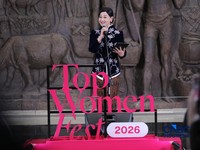 Ketua Dewan Komisioner Otoritas Jasa Keuangan (OJK), Friderica Widyasari menyampaikan keyonote speech dalam acara Top Women Fest 2026 di Sarinah, Jakarta, Sabtu (25/4/2026). (CNBC Indonesia/Tri Susilo)