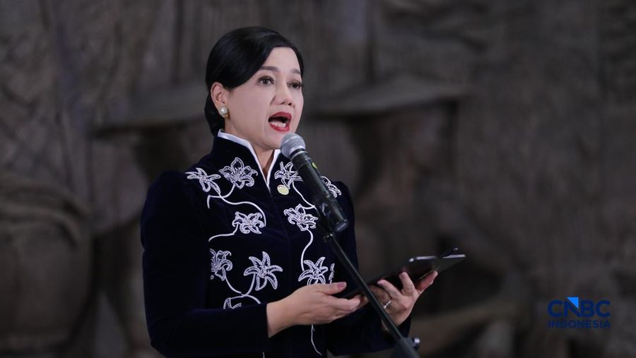 Ketua Dewan Komisioner Otoritas Jasa Keuangan (OJK), Friderica Widyasari menyampaikan keyonote speech dalam acara Top Women Fest 2026 di Sarinah, Jakarta, Sabtu (25/4/2026). (CNBC Indonesia/Tri Susilo)