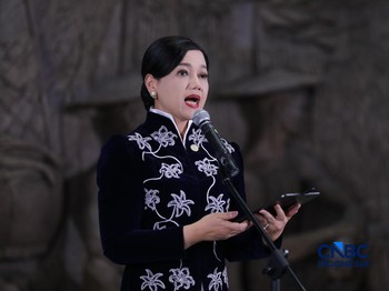Ketua Dewan Komisioner Otoritas Jasa Keuangan (OJK), Friderica Widyasari menyampaikan keyonote speech dalam acara Top Women Fest 2026 di Sarinah, Jakarta, Sabtu (25/4/2026). (CNBC Indonesia/Tri Susilo)