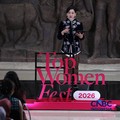 Ketua Dewan Komisioner Otoritas Jasa Keuangan (OJK), Friderica Widyasari menyampaikan keyonote speech dalam acara Top Women Fest 2026 di Sarinah, Jakarta, Sabtu (25/4/2026). (CNBC Indonesia/Tri Susilo)