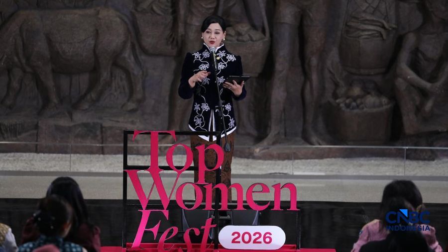 Ketua Dewan Komisioner Otoritas Jasa Keuangan (OJK), Friderica Widyasari menyampaikan keyonote speech dalam acara Top Women Fest 2026 di Sarinah, Jakarta, Sabtu (25/4/2026). (CNBC Indonesia/Tri Susilo)