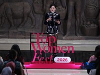 Ketua Dewan Komisioner Otoritas Jasa Keuangan (OJK), Friderica Widyasari menyampaikan keyonote speech dalam acara Top Women Fest 2026 di Sarinah, Jakarta, Sabtu (25/4/2026). (CNBC Indonesia/Tri Susilo)
