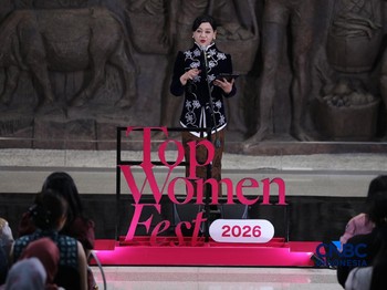Ketua Dewan Komisioner Otoritas Jasa Keuangan (OJK), Friderica Widyasari menyampaikan keyonote speech dalam acara Top Women Fest 2026 di Sarinah, Jakarta, Sabtu (25/4/2026). (CNBC Indonesia/Tri Susilo)