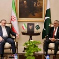 Menteri Luar Negeri Iran Abbas Araqchi (kiri) bertemu dengan Menteri Luar Negeri Pakistan Ishaq Dar (kanan). Pakistan menjadi tuan rumah pertemuan AS dan Iran untuk fase kedua perundingan perdamaian, di Islamabad, Pakistan, Sabtu (25/4/2026). (ESMAEI