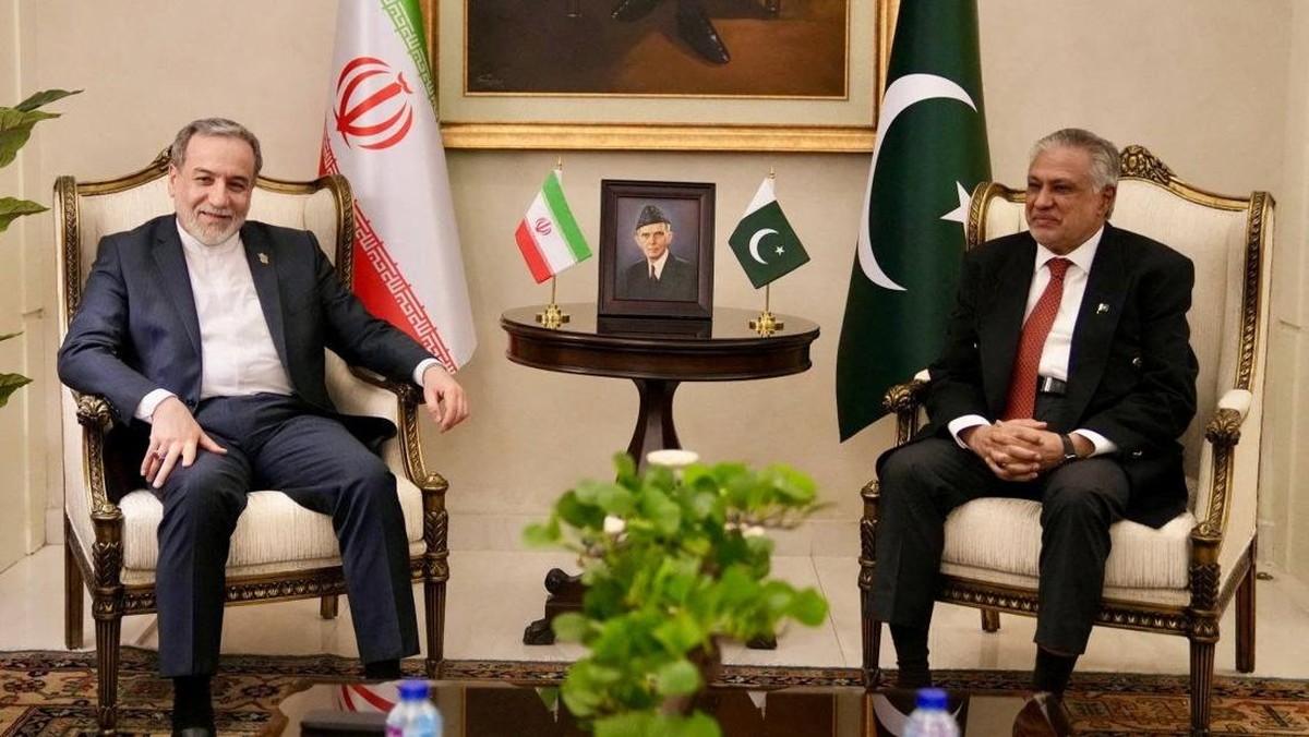 Menlu Iran Tiba di Islamabad, Dikawal Ketat-Dijemput Menlu Pakistan