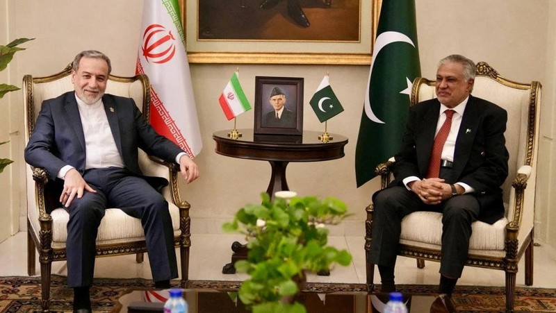 Menteri Luar Negeri Iran Abbas Araqchi (kiri) bertemu dengan Menteri Luar Negeri Pakistan Ishaq Dar (kanan). Pakistan menjadi tuan rumah pertemuan AS dan Iran untuk fase kedua perundingan perdamaian, di Islamabad, Pakistan, Sabtu (25/4/2026). (ESMAEI
