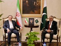 Menteri Luar Negeri Iran Abbas Araqchi (kiri) bertemu dengan Menteri Luar Negeri Pakistan Ishaq Dar (kanan). Pakistan menjadi tuan rumah pertemuan AS dan Iran untuk fase kedua perundingan perdamaian, di Islamabad, Pakistan, Sabtu (25/4/2026). (ESMAEI