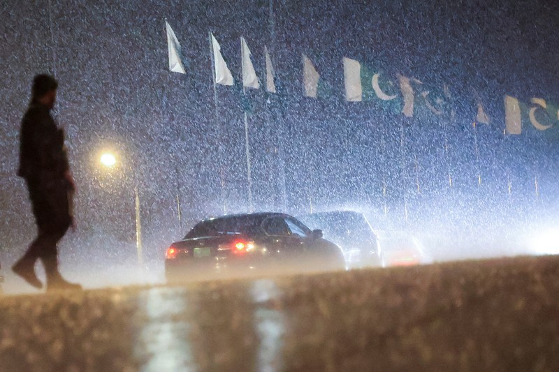 Foto yang dirilis oleh Departemen Informasi Pers Pakistan (PID) Sabtu (25/4/2026) menunjukkan Menteri Luar Negeri Pakistan Ishaq Dar (tengah-kanan) dan Kepala Angkatan Darat Syed Asim Munir (kedua dari kiri) berjalan bersama Menteri Luar Negeri Iran Abbas Araghchi (tengah) saat kedatangannya di pangkalan udara Nur Khan di Rawalpindi, Islamabad. (AFP/HANDOUT)