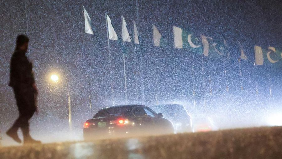 Petugas polisi berjaga-jaga saat iring-iringan kendaraan, yang diyakini membawa Menteri Luar Negeri Iran Abbas Araghchi, tiba di Islamabad, Pakistan, Sabtu (25/4/2026). (REUTERS/Akhtar Soomro)