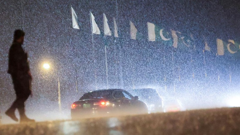 Petugas polisi berjaga-jaga saat iring-iringan kendaraan, yang diyakini membawa Menteri Luar Negeri Iran Abbas Araghchi, tiba di Islamabad, Pakistan, Sabtu (25/4/2026). (REUTERS/Akhtar Soomro)