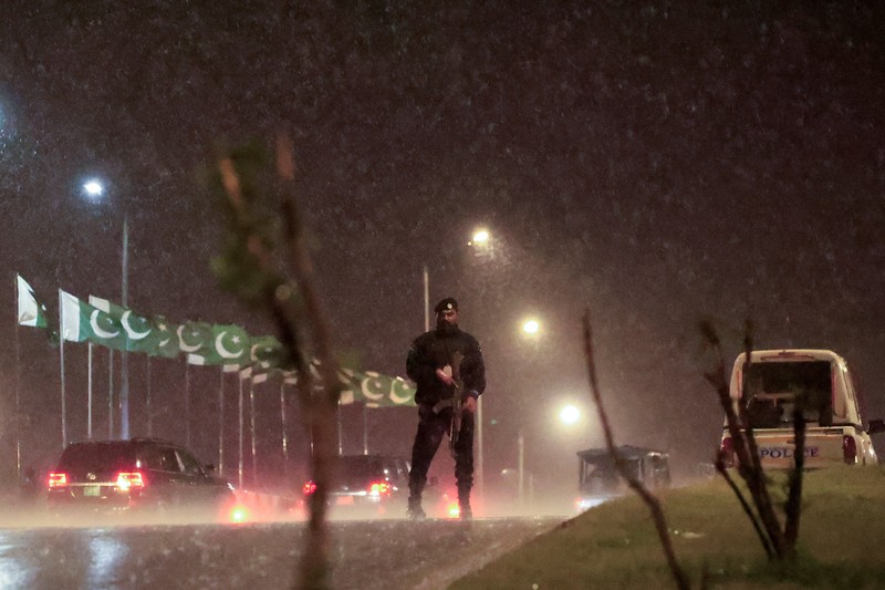 Foto yang dirilis oleh Departemen Informasi Pers Pakistan (PID) Sabtu (25/4/2026) menunjukkan Menteri Luar Negeri Pakistan Ishaq Dar (tengah-kanan) dan Kepala Angkatan Darat Syed Asim Munir (kedua dari kiri) berjalan bersama Menteri Luar Negeri Iran Abbas Araghchi (tengah) saat kedatangannya di pangkalan udara Nur Khan di Rawalpindi, Islamabad. (AFP/HANDOUT)