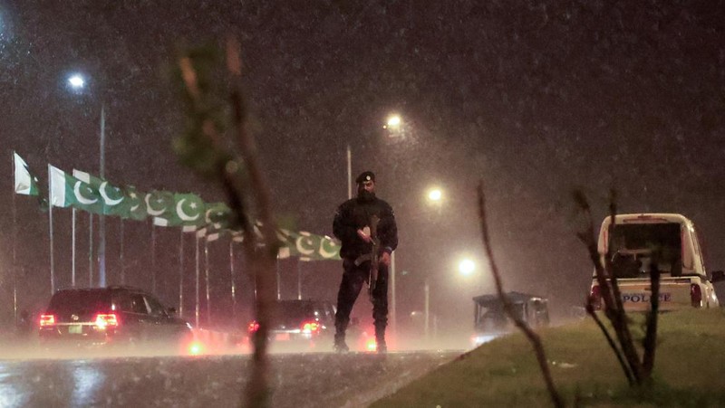 Petugas polisi berjaga-jaga saat iring-iringan kendaraan, yang diyakini membawa Menteri Luar Negeri Iran Abbas Araghchi, tiba di Islamabad, Pakistan, Sabtu (25/4/2026). (REUTERS/Akhtar Soomro)