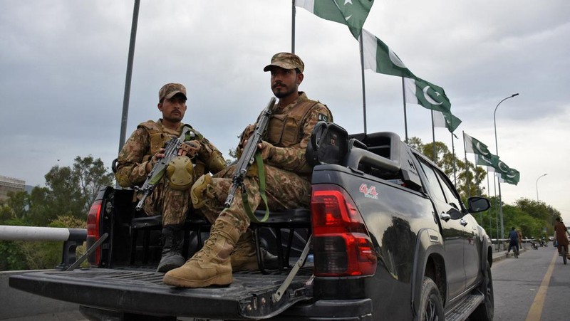 Petugas polisi berjaga-jaga saat iring-iringan kendaraan, yang diyakini membawa Menteri Luar Negeri Iran Abbas Araghchi, tiba di Islamabad, Pakistan, Sabtu (25/4/2026). (REUTERS/WASEEM KHAN)