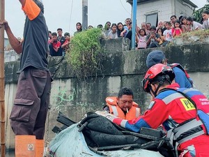 ODGJ Tercebur ke Kali di Jakbar, Belasan Damkar Bantu Evakuasi