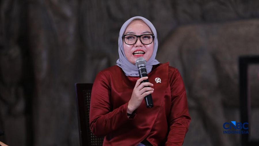 Wakil Menteri Koperasi Farida Farichah, memberikan pemaparan  dalam acara Top Women Fest 2026. Mengusung tema "A Celebration of Powerful Women: Strong Women, Strong Economy" di Area Relief Sarinah, Jakarta, Sabtu (25/4/2026). (CNBC Indonesia/Tri Susi