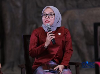Wakil Menteri Koperasi Farida Farichah, memberikan pemaparan  dalam acara Top Women Fest 2026. Mengusung tema "A Celebration of Powerful Women: Strong Women, Strong Economy" di Area Relief Sarinah, Jakarta, Sabtu (25/4/2026). (CNBC Indonesia/Tri Susi