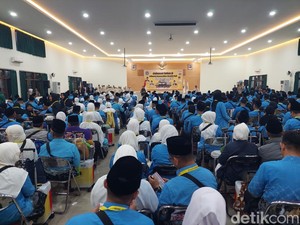 Tangis Perpisahan Iringi Jemaah Haji Cimahi ke Tanah Suci