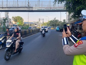 Ditlantas PMJ Tindak 172 Pelanggar Lalin Pakai ETLE Handheld di Akhir Pekan
