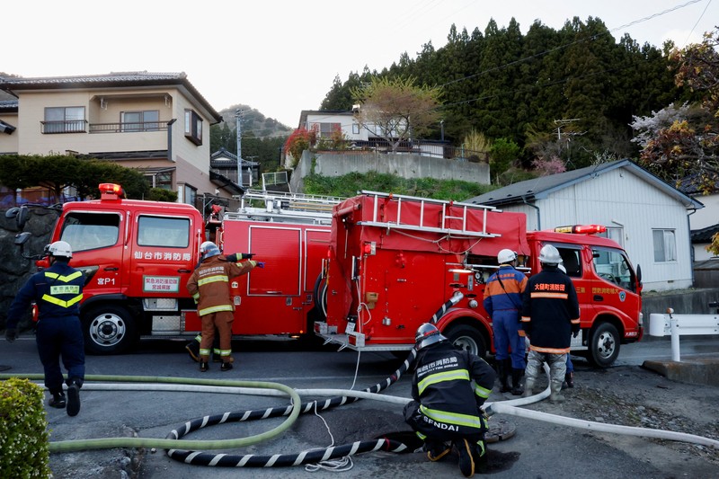 Jepang mengerahkan sekitar 1.400 petugas pemadam kebakaran dan 100 personel Pasukan Bela Diri (SDF) untuk menangani kebakaran hutan besar yang terus melanda wilayah pegunungan utara negara itu selama lima hari berturut-turut, Minggu (26/4/2026). (REUTERS/Kim Kyung-Hoon)