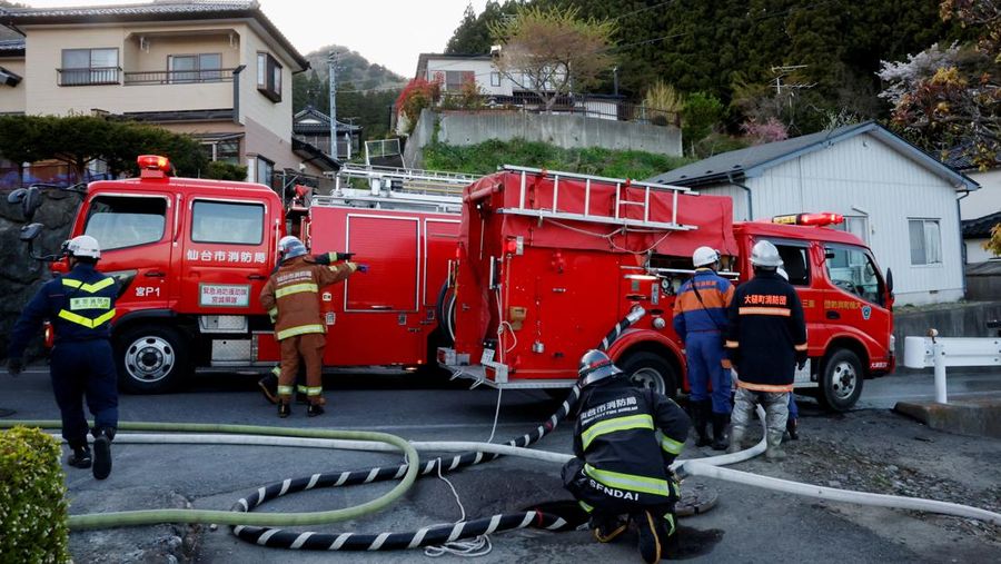 Jepang mengerahkan sekitar 1.400 petugas pemadam kebakaran dan 100 personel Pasukan Bela Diri (SDF) untuk menangani kebakaran hutan besar yang terus melanda wilayah pegunungan utara negara itu selama lima hari berturut-turut, Minggu (26/4/2026). (REU