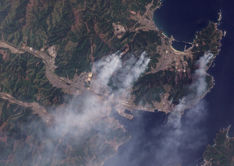 Jepang mengerahkan sekitar 1.400 petugas pemadam kebakaran dan 100 personel Pasukan Bela Diri (SDF) untuk menangani kebakaran hutan besar yang terus melanda wilayah pegunungan utara negara itu selama lima hari berturut-turut, Minggu (26/4/2026). (REUTERS/Kim Kyung-Hoon)