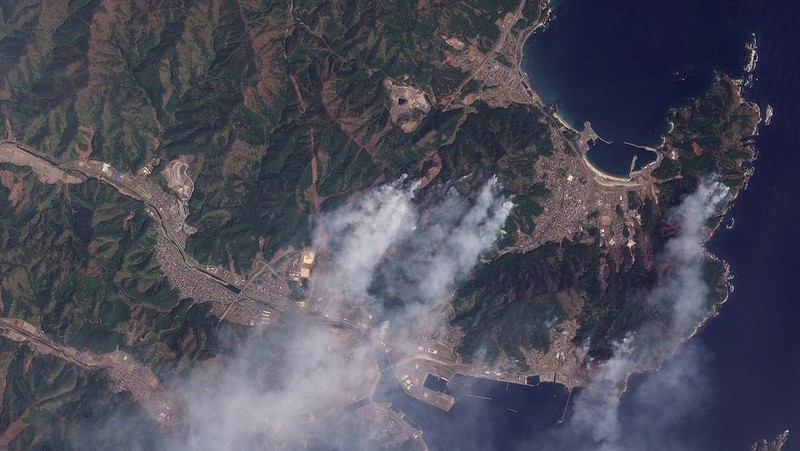 Jepang mengerahkan sekitar 1.400 petugas pemadam kebakaran dan 100 personel Pasukan Bela Diri (SDF) untuk menangani kebakaran hutan besar yang terus melanda wilayah pegunungan utara negara itu selama lima hari berturut-turut, Minggu (26/4/2026). (via