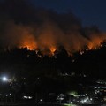 Jepang mengerahkan sekitar 1.400 petugas pemadam kebakaran dan 100 personel Pasukan Bela Diri (SDF) untuk menangani kebakaran hutan besar yang terus melanda wilayah pegunungan utara negara itu selama lima hari berturut-turut, Minggu (26/4/2026). (via