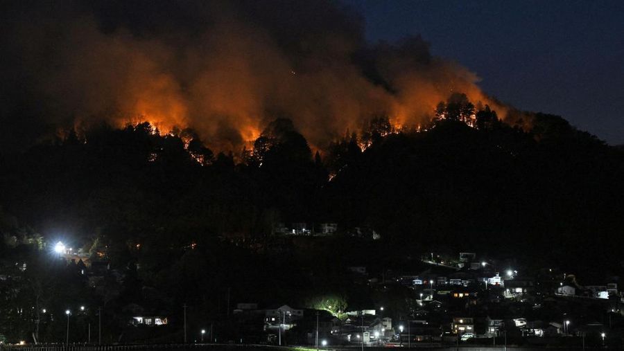 Jepang mengerahkan sekitar 1.400 petugas pemadam kebakaran dan 100 personel Pasukan Bela Diri (SDF) untuk menangani kebakaran hutan besar yang terus melanda wilayah pegunungan utara negara itu selama lima hari berturut-turut, Minggu (26/4/2026). (via