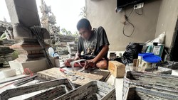 Bukan Rotan, Koran Bekas di Tangan Tirtayasa Jadi Kotak Tisu-Bokor Cantik