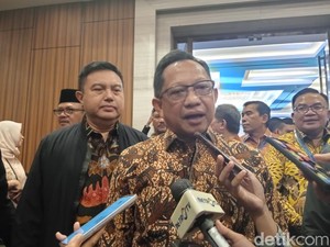 Mendagri Tito Minta Gubernur Gratiskan Pajak Mobil Listrik