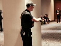 Seorang agen Secret Service Amerika Serikat (AS) dilaporkan tertembak di acara White House Correspondents' Dinner pada Sabtu (26/4/2026) malam. (REUTERS/Elizabeth Frantz)