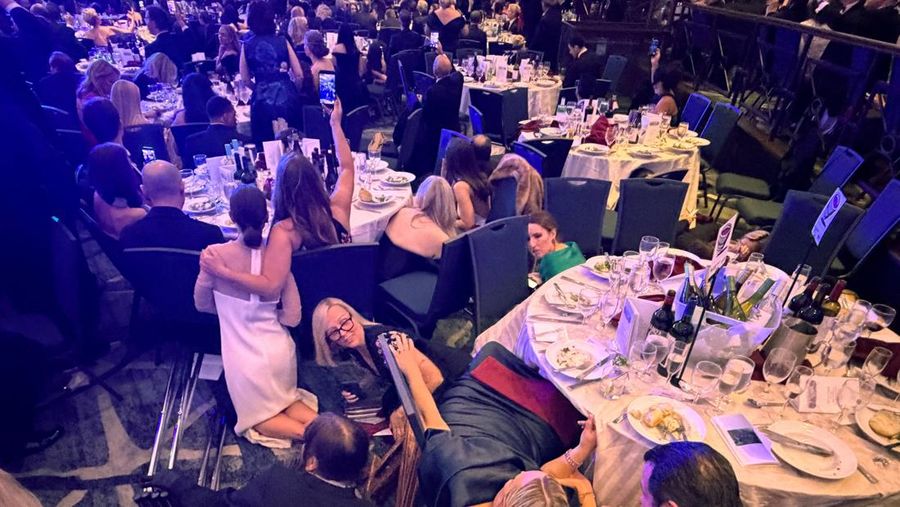 Seorang agen Secret Service Amerika Serikat (AS) dilaporkan tertembak di acara White House Correspondents' Dinner pada Sabtu (26/4/2026) malam. (REUTERS/Bo Erickson)