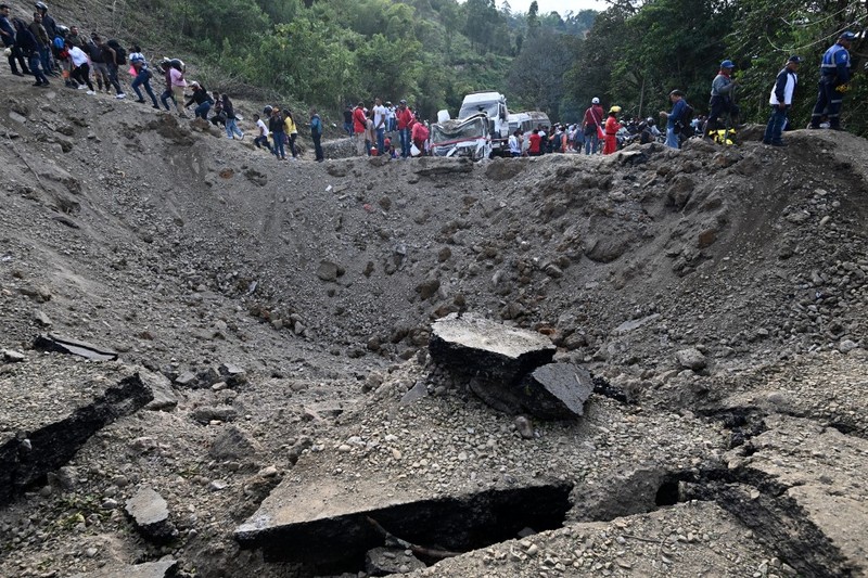Serangan bom mengguncang wilayah rawan konflik di barat daya Kolombia, Sabtu (25/4/2026). Peristiwa tersebut menewaskan tujuh orang dan melukai lebih dari 20 lainnya. (AFP/JOAQUIN SARMIENTO)