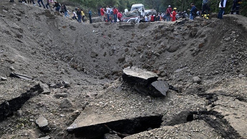 Serangan bom mengguncang wilayah rawan konflik di barat daya Kolombia, Sabtu (25/4/2026). Peristiwa tersebut menewaskan tujuh orang dan melukai lebih dari 20 lainnya. (AFP/JOAQUIN SARMIENTO)