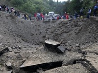 Serangan bom mengguncang wilayah rawan konflik di barat daya Kolombia, Sabtu (25/4/2026). Peristiwa tersebut menewaskan tujuh orang dan melukai lebih dari 20 lainnya. (AFP/JOAQUIN SARMIENTO)
