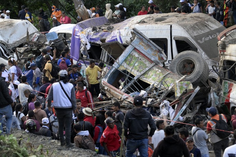 Serangan bom mengguncang wilayah rawan konflik di barat daya Kolombia, Sabtu (25/4/2026). Peristiwa tersebut menewaskan tujuh orang dan melukai lebih dari 20 lainnya. (AFP/JOAQUIN SARMIENTO)