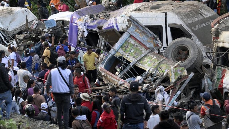 Serangan bom mengguncang wilayah rawan konflik di barat daya Kolombia, Sabtu (25/4/2026). Peristiwa tersebut menewaskan tujuh orang dan melukai lebih dari 20 lainnya. (AFP/JOAQUIN SARMIENTO)