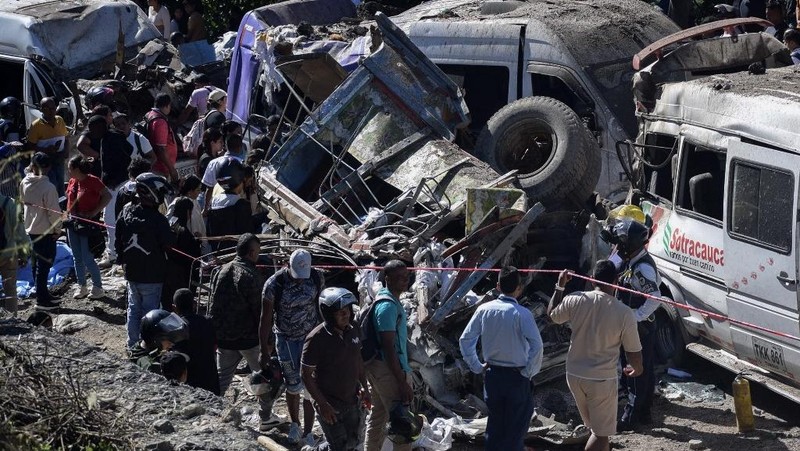 Serangan bom mengguncang wilayah rawan konflik di barat daya Kolombia, Sabtu (25/4/2026). Peristiwa tersebut menewaskan tujuh orang dan melukai lebih dari 20 lainnya. (AFP/FRANCISCO CALDERON)