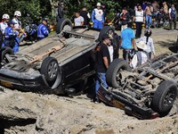 Serangan bom mengguncang wilayah rawan konflik di barat daya Kolombia, Sabtu (25/4/2026). Peristiwa tersebut menewaskan belasan orang dan melukai lebih dari 20 lainnya. (AFP/FRANCISCO CALDERON)