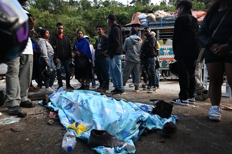 Serangan bom mengguncang wilayah rawan konflik di barat daya Kolombia, Sabtu (25/4/2026). Peristiwa tersebut menewaskan tujuh orang dan melukai lebih dari 20 lainnya. (AFP/JOAQUIN SARMIENTO)