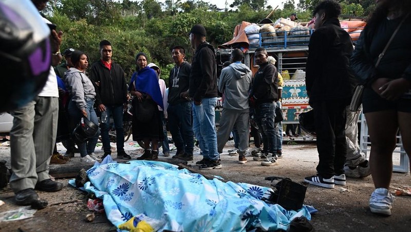 Serangan bom mengguncang wilayah rawan konflik di barat daya Kolombia, Sabtu (25/4/2026). Peristiwa tersebut menewaskan tujuh orang dan melukai lebih dari 20 lainnya. (AFP/JOAQUIN SARMIENTO)