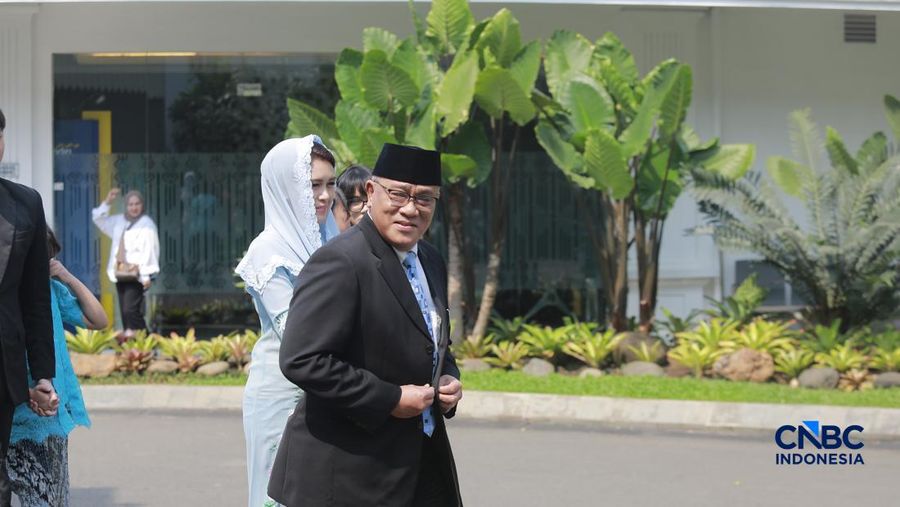 Jumhur Hidayat tiba di Istana Negara, Jakarta, Senin (27/4/2026). (CNBC Indonesia/Muhammad SabkI)