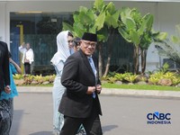 Jumhur Hidayat tiba di Istana Negara, Jakarta, Senin (27/4/2026). (CNBC Indonesia/Muhammad SabkI)