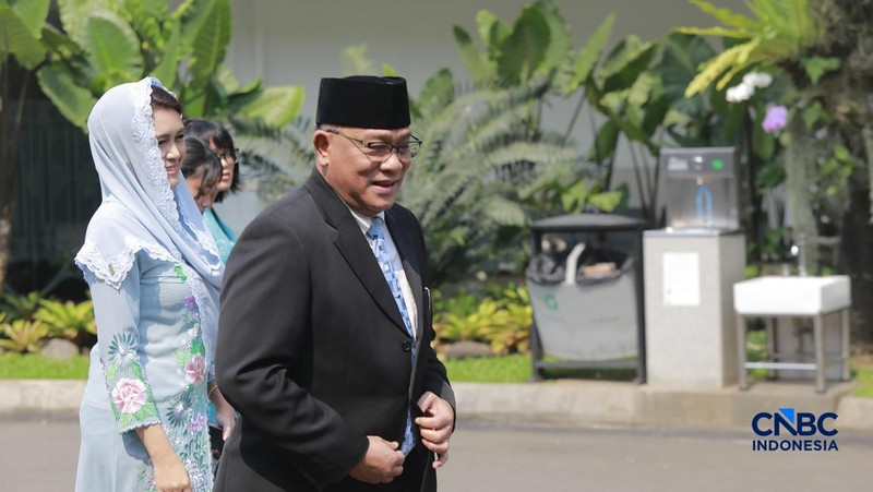Abdul Kadir Karding tiba di Sitana Negara, Jakarta, Senin (27/4/2026). (CNBC Indonesia/Muhammad SabkI)