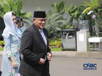 Jumhur Hidayat tiba di Istana Kepresidenan, Jakarta, Senin (27/4/2026). (CNBC Indonesia/Muhammad SabkI)
