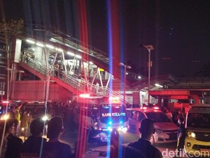Evakuasi Korban Kecelakaan Kereta, Ambulans Bersiaga di Stasiun Bekasi Timur
